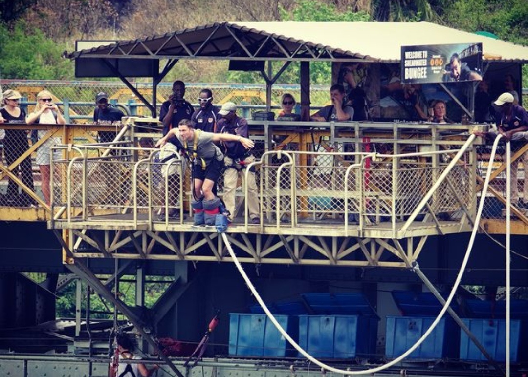 Пейзжазный и захватывающий прыжок с моста над водопадом Виктория 