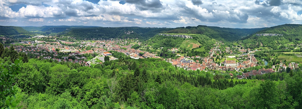 Вид на Орнан. Вдали меловые скалы - типичный пейзаж Франш-Конте.