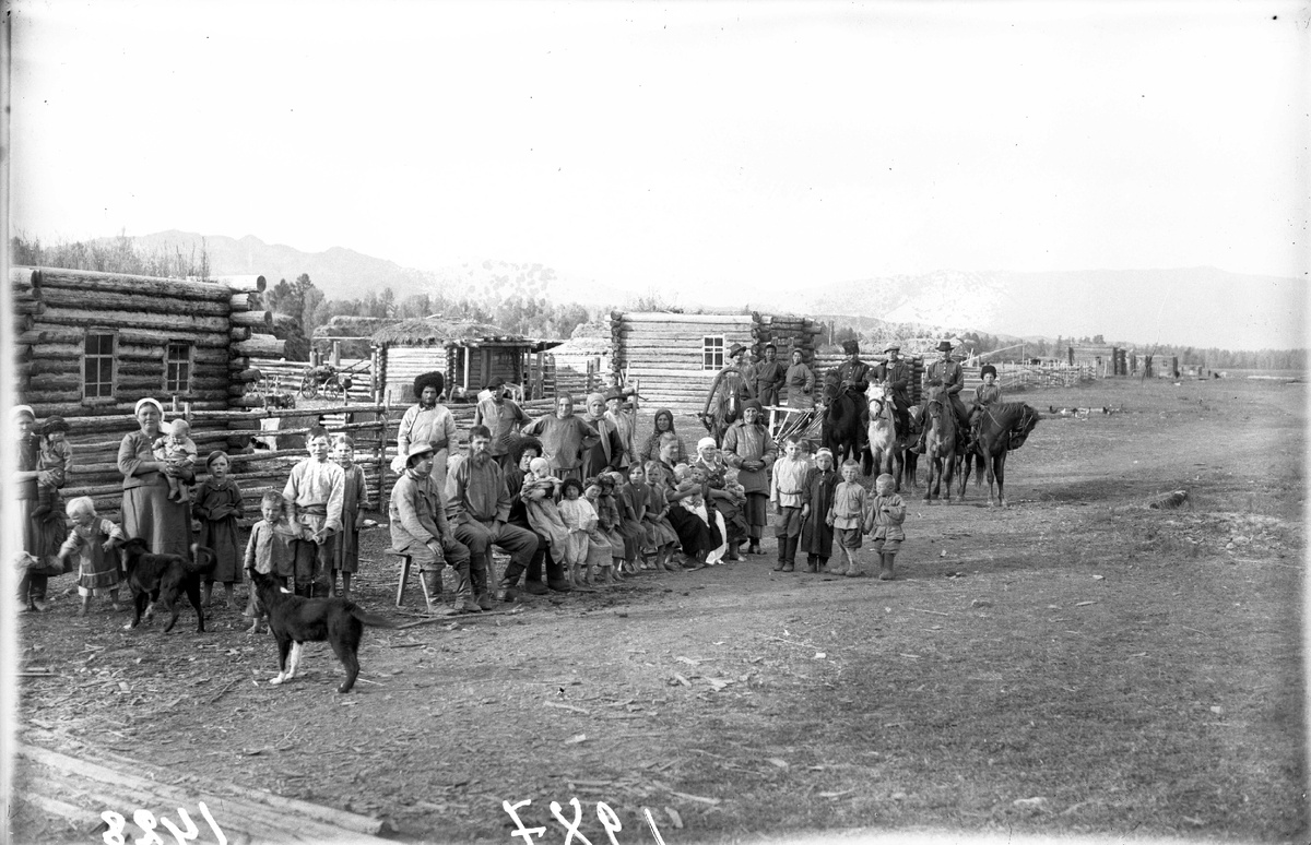 Переселенцы из Сибири заселяли Кызыл, строили простые бревенчатые, но очень крепкие дома. 1914 год.
