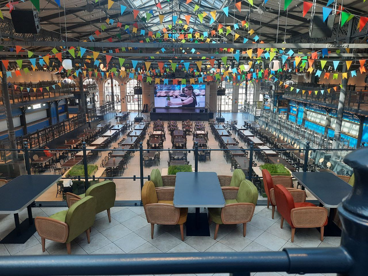 Интерьер зала многофункционального назначения 