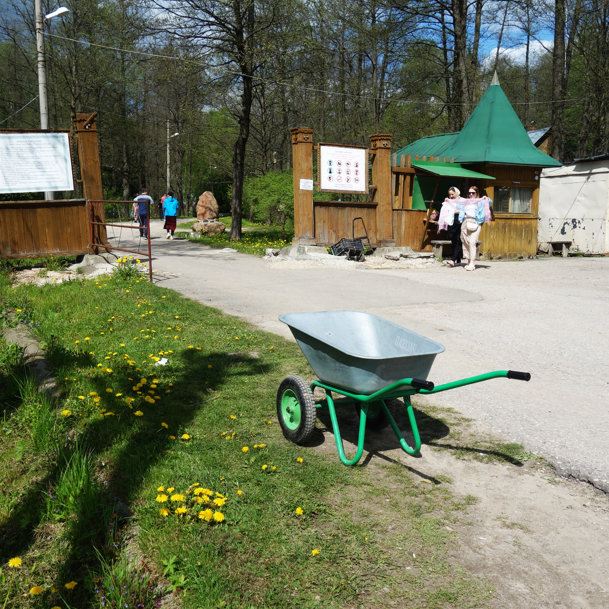 Листайте карусель.