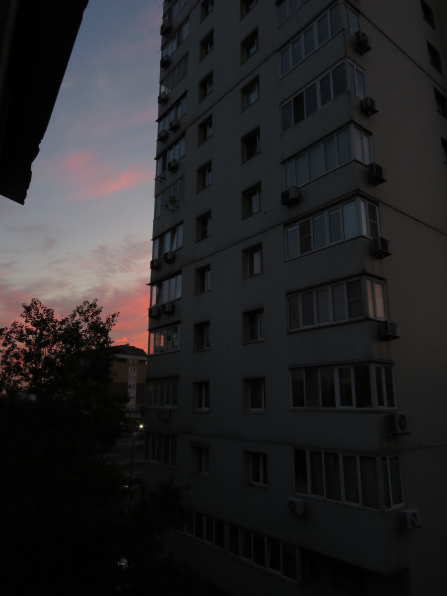 А это  -то место, где встает солнце. За домом. Фото мое