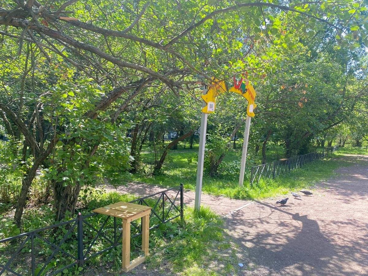Жителям пришлось найти альтернативу ранее демонтированным скамейкам. Фото: Елизавета Наливайко / MR7