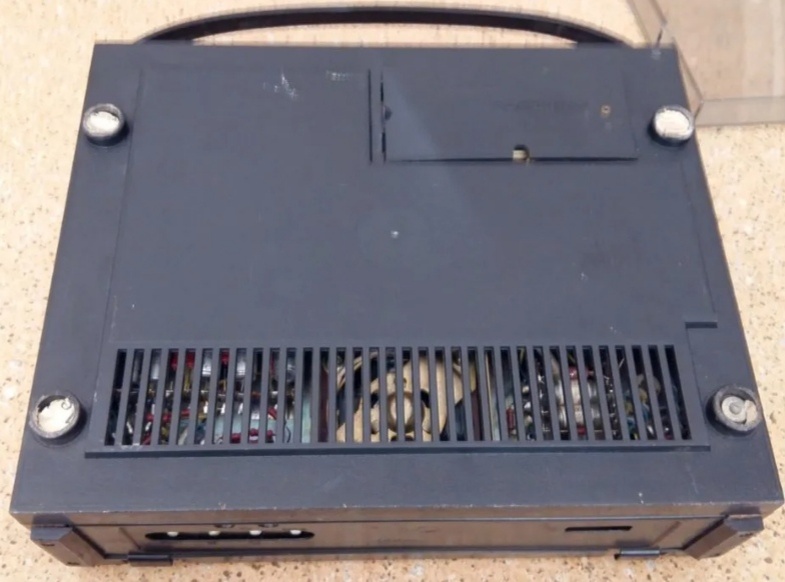 Магнитофон с обратной стороны. Справа вверху крышка отсека с кабелем питания. Фото из просторов интернета. 