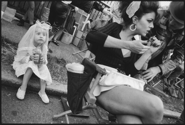 Шарин Митчелл с массовкой в ​​свадебном платье, Американское сердце, Сиэтл, Вашингтон, 1991 г. За кулисами. Фотограф Мэри Эллен Марк