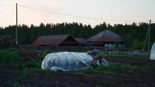 ЖИЗНЬ В УРАЛЬСКОЙ ГЛУБИНКЕ БЕЗ УДОБСТВ _ ВСПАХАЛИ ПОЛЕ _ ПОСАДИЛИ КАРТОШКУ _ СЫР ИЗ КОЗЬЕГО МОЛОКА-(720p)