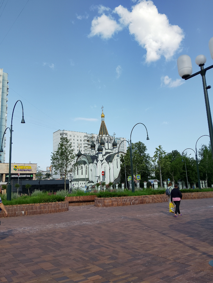 Утреннее небо в районе метро Сокольники в начале 9 утра, зноя пока нет, но чувствуется его приближение, фото автора