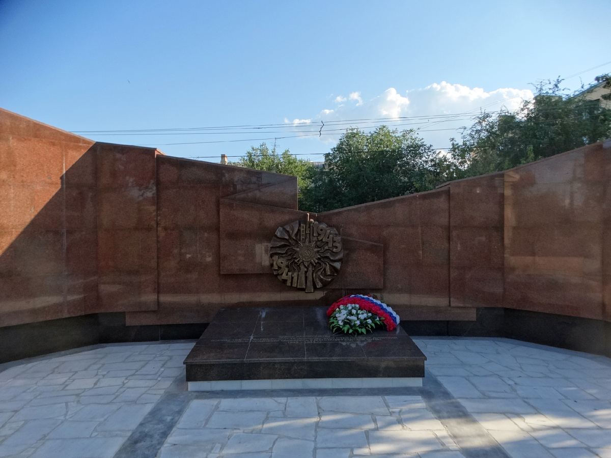 Два года назад, в феврале 2022 года, я писал статью о том, что на проспекте Металлургов, что в Краснооктябрьском районе Волгограда, разрушается братская могила, в которой похоронены павшие в боях за