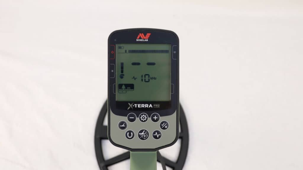 У блока Minelab X-Terra Pro простое управление