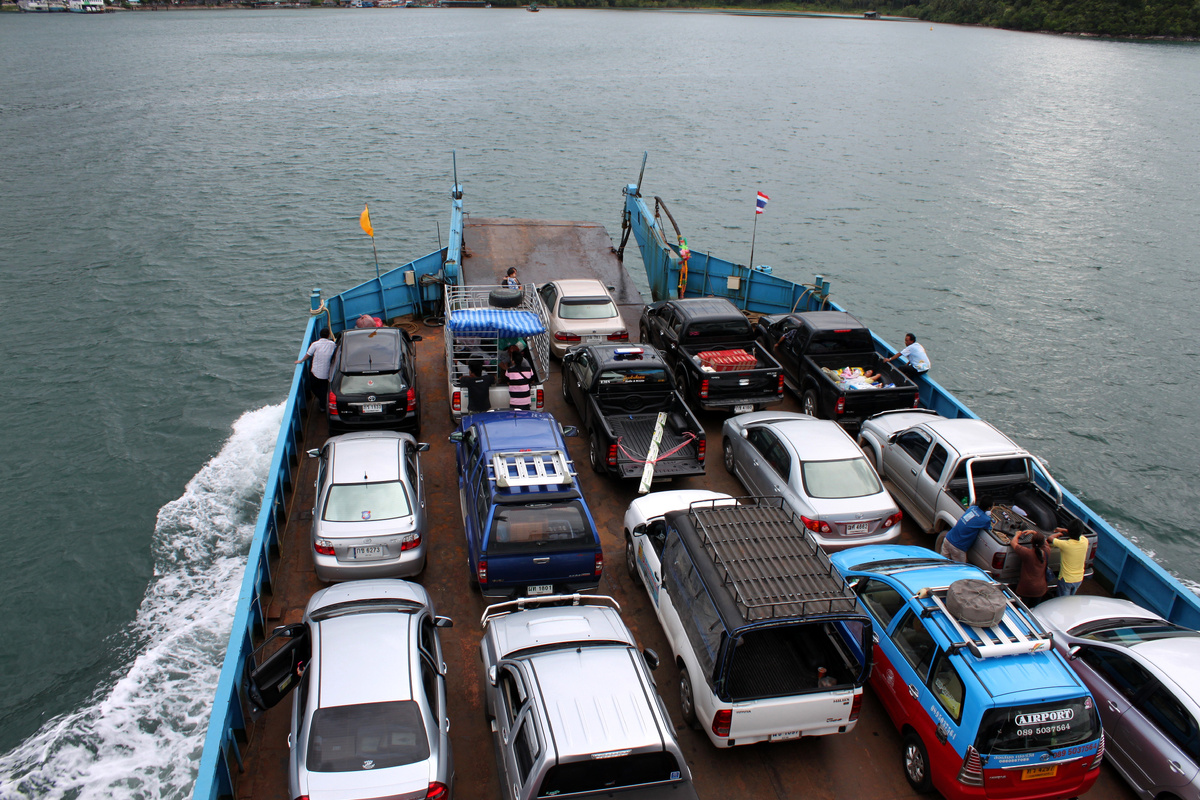 Паром, на котором мы добирались до острова.