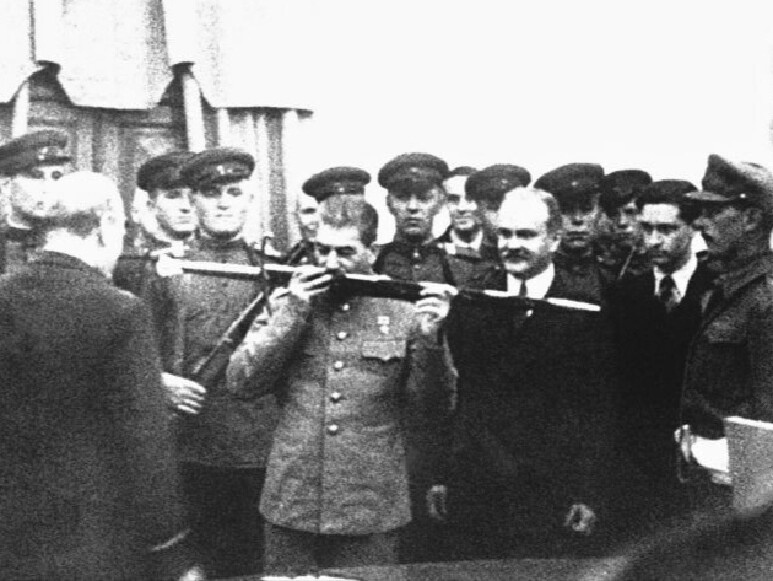 На Тегеранской конференции британский премьер-министр Уинстон Черчилль подарил И. В. Сталину «Меч Сталинграда».
