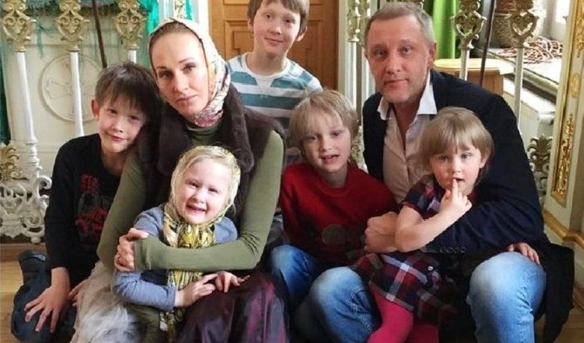 на фото Сергей Горобченко, его супруга Полина Невзорова и их старшие дети 