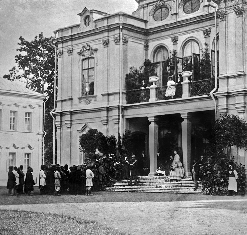 Мировой посредник зачитывает со ступеней господского дома законодательные акты об освобождении крестьян