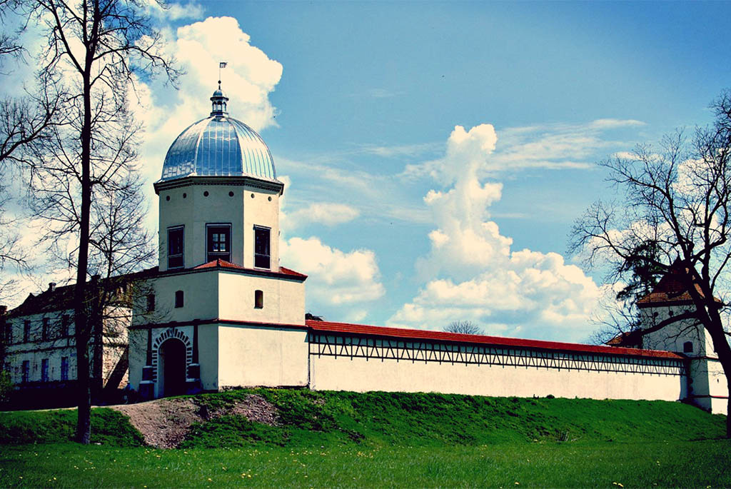 Любчанский замок, который возвышается над Нёманом в посёлке Любча Новогрудского района, относится к памятникам архитектуры XVI-XIX веков.-1-2