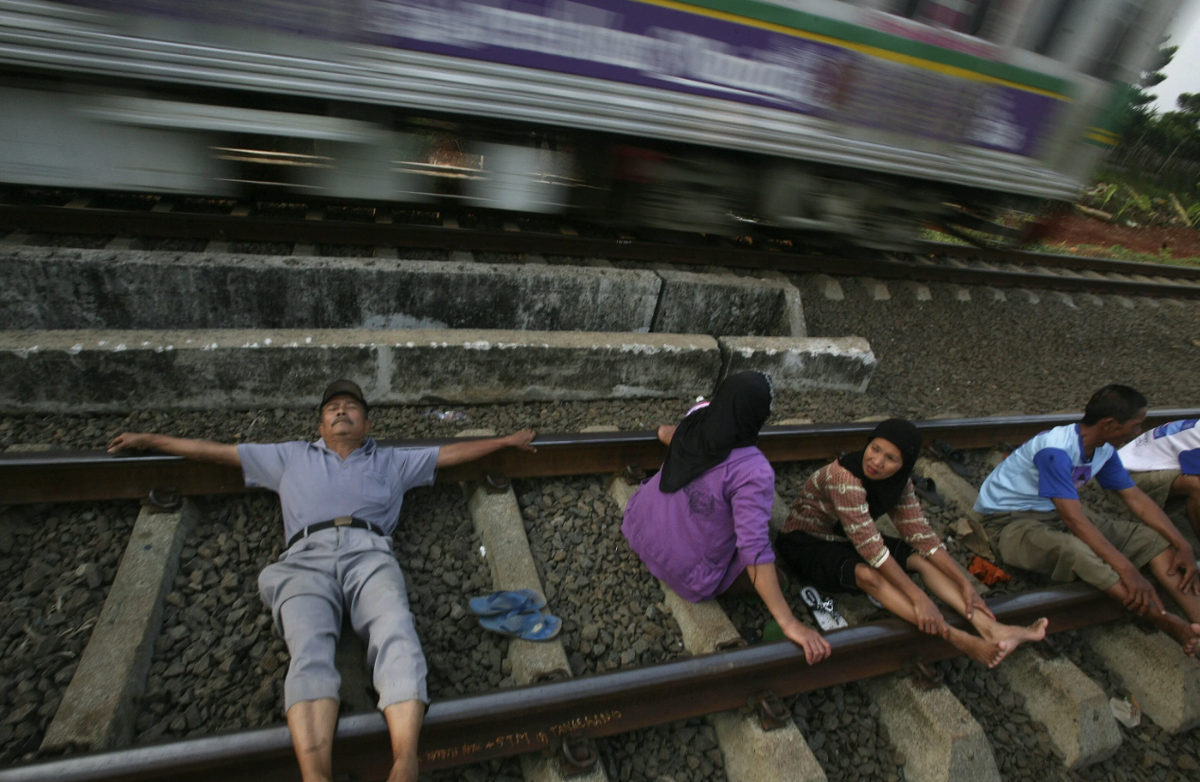 Мужчина всецело отдается процессу лечения, серьезен, как никто
