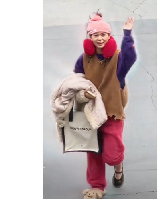 Девушка поделилась своим фото в соц.сетях. Внимание на обувь!