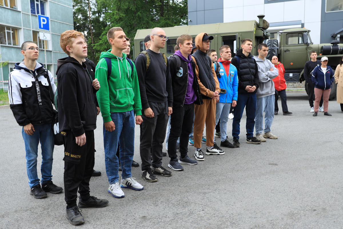 В городе Елизово состоялась отправка очередного призыва молодых людей на военную службу. Сегодня 15 жителей района пополнили ряды Вооруженных сил Российской Федерации.