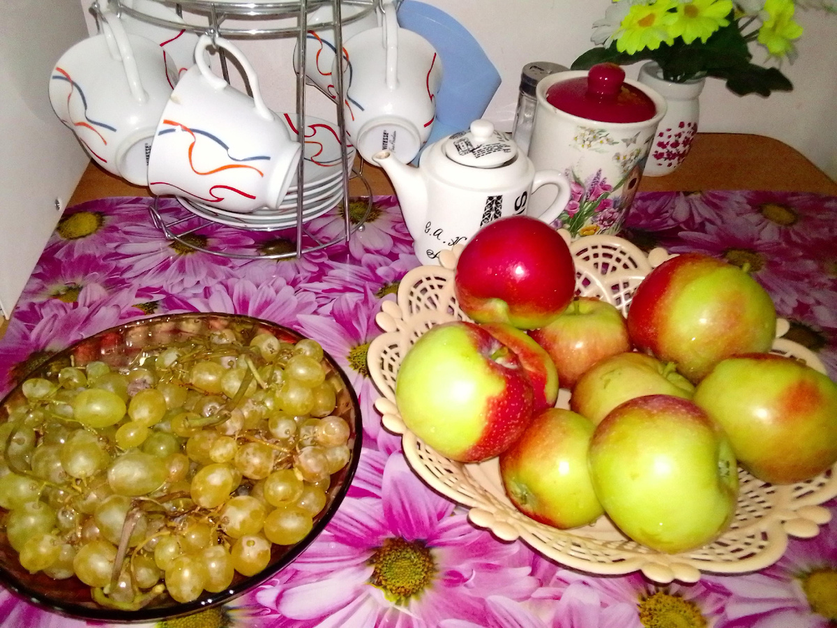 Виноград и яблоки