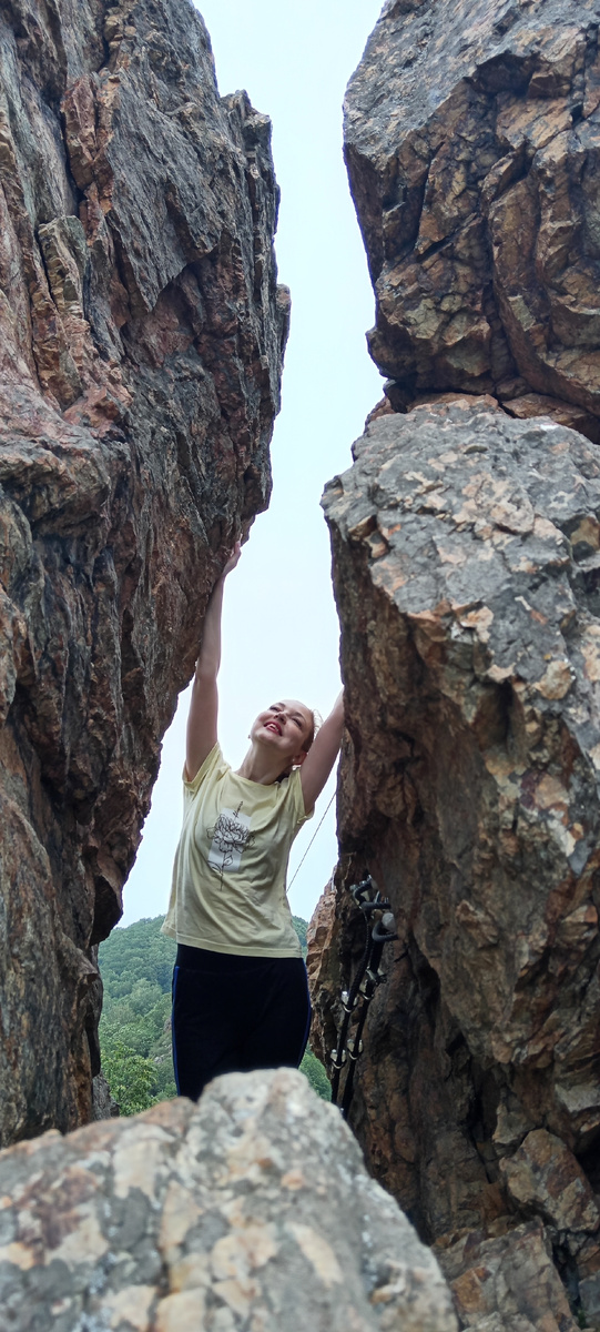 Я между двух скал