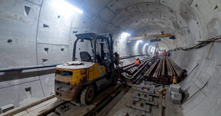 Уже в этом году нас ждет пополнение в метрополитене, до конца 2024 года откроют участок Троицкой линии — пока из семи станций от «Новаторской» с переходом на БКЛ и до «Коммунарки», откуда можно будет