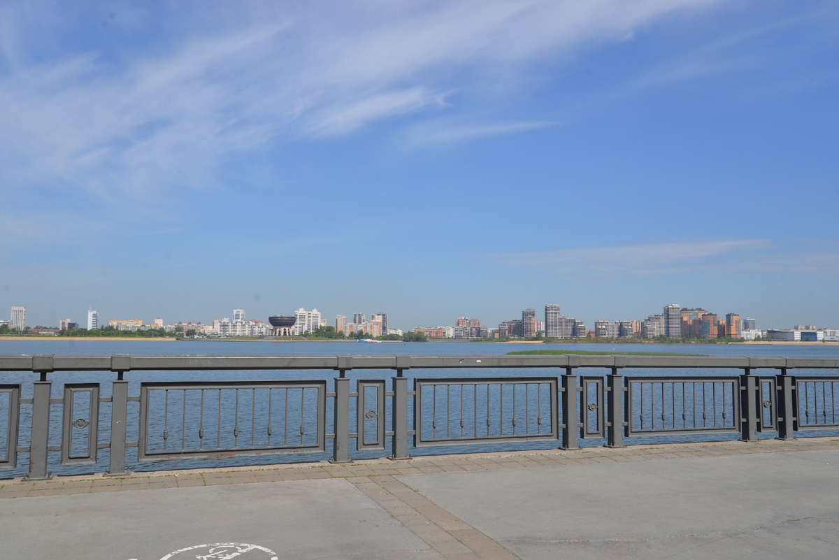 Вид с южного берега на современную часть Казани и Центр семьи (Казан)