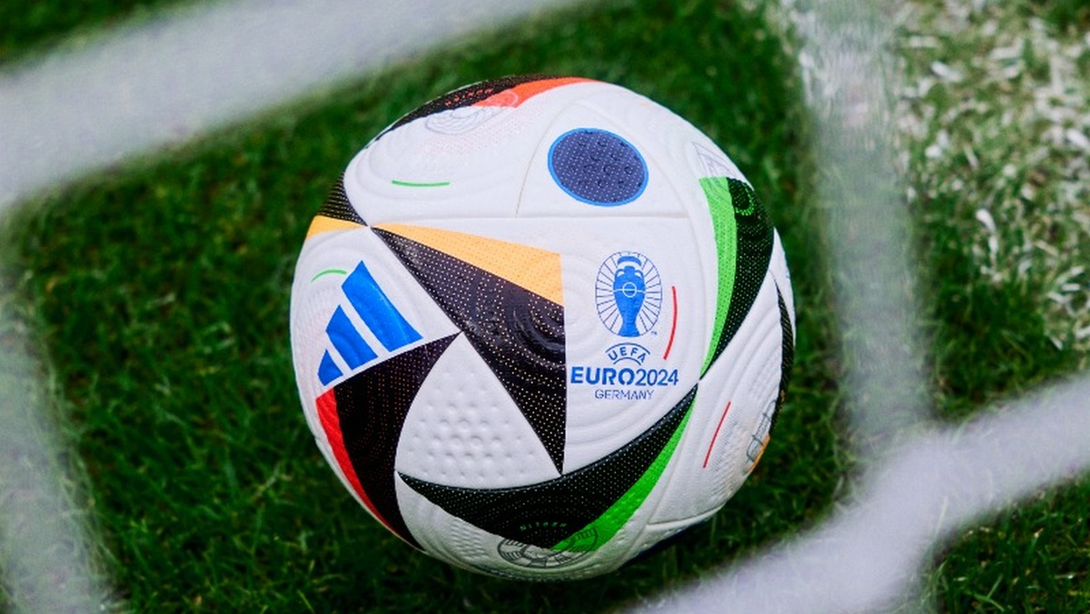 Мяч "Fusballliebe". Фото с сайта: livesport.ru