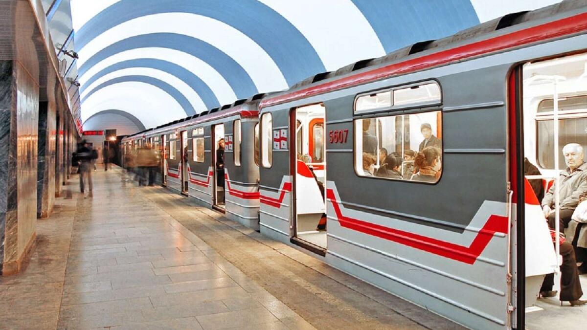 Грузинский метрополитен относительно небольшой (если сравнивать с московским или санкт-петербургским), но имеет стратегическое значение для города.