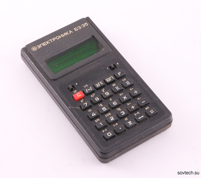 Сегодня в нашем виртуальном музее снова калькулятор. Это Б3-35. Второй знак - это тройка, а не буква З как можно ошибочно считать. Произведен в 1985 году НПО Электроника.