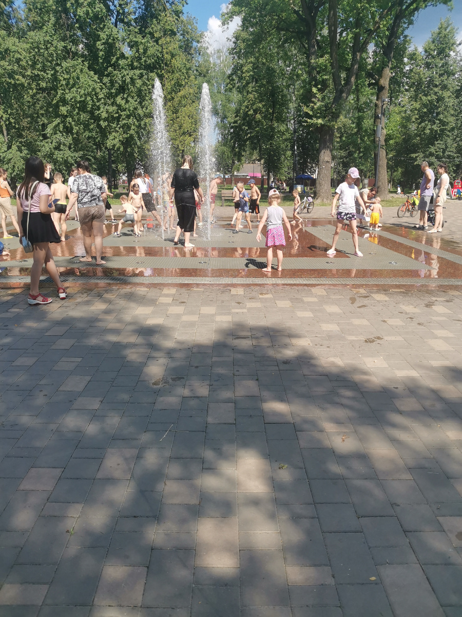 Все охлаждаются в фантанах. У меня от жары голова разболелась, хоть и старалась в теньке быть.