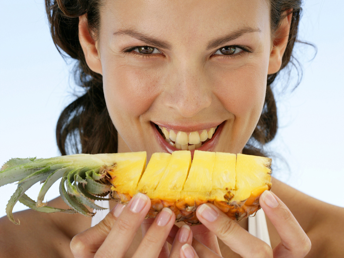Употребление ананаса приносит многочисленные преимущества здоровью человека. Читайте далее, чтобы узнать, какую пользу вы приносите своему организму, пока наслаждаетесь этим тропическим фруктом.