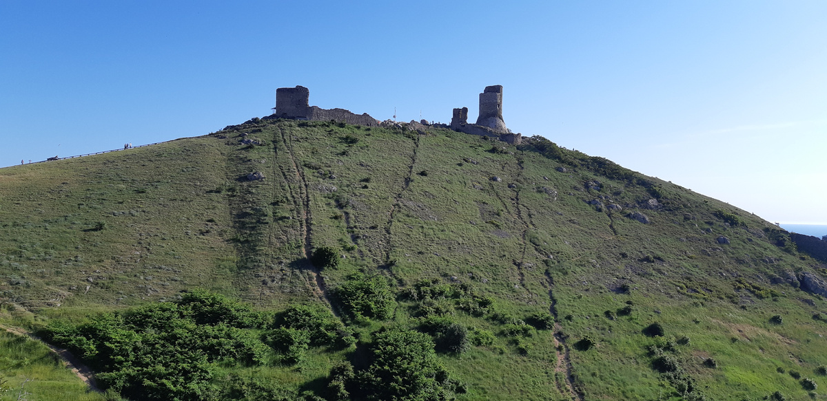 Крепостная гора в Балаклаве с Генуэзскими башнями на вершине