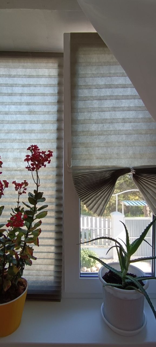 Тканевые жалюзи на окне хорошо защищают от палящего солнца