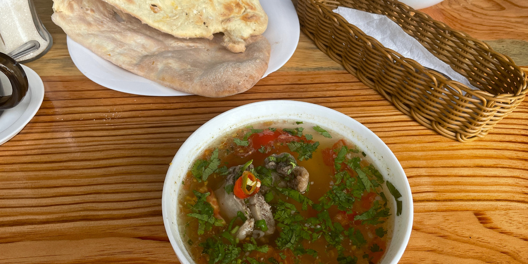 Почему в Абхазии лучше питаться в кафе, а не в столовых. Поели в «Амре» поселка Цитрусовый. Цены 2024