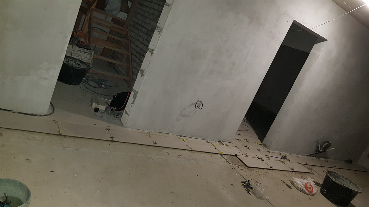 Лучше заранее выровнять идеально все поверхности и тогда укладывать плитку будет легко.