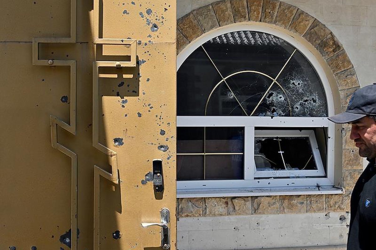 Двери православного храма в Дербенте после теракта 23.06.2024 г.