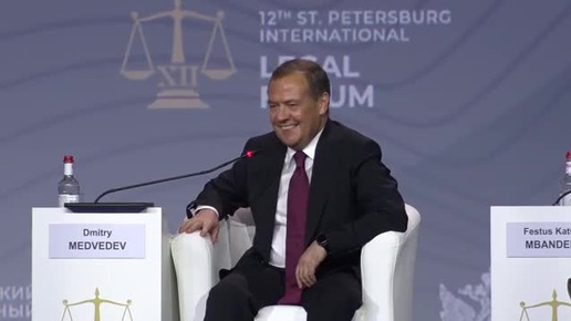 Медведев: США не выиграли холодную войну, они в шаге от проигрыша