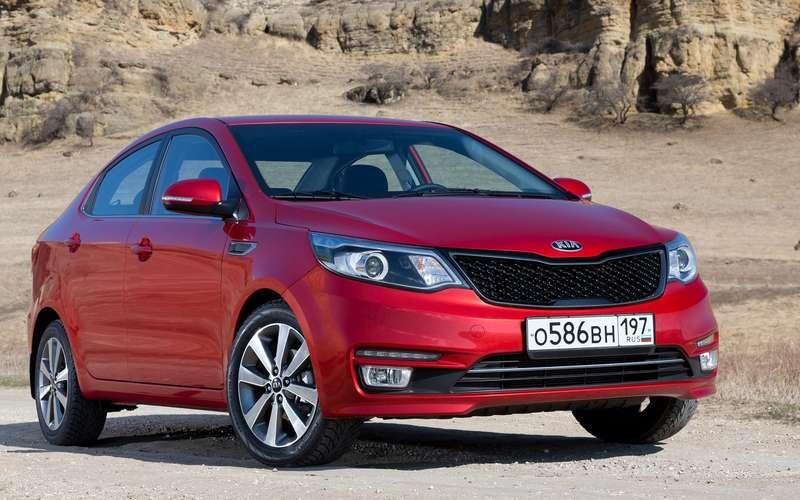    Третье поколение Kia Rio собирали в Санкт-Петербурге – седан и пятидверный хэтчбек. Двигатели в сборе привозили из Китая. Различные огрехи сборки встречались на ранних машинах, затем жалобы на них поступали все реже и реже.