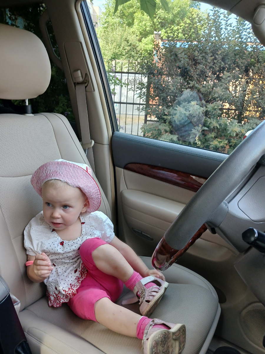 Сидит, ждёт всех)