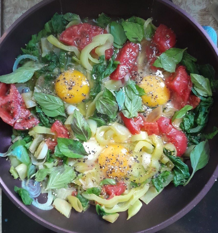 Летняя яичница с овощами от Макарии. Ну что может быть вкуснее?