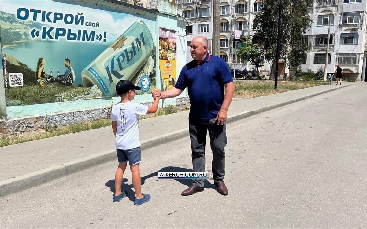 26 июня, я встретился с Брусаковым по делу. 5 июня тут, на этом месте сбили мальчика на велосипеде. Мы хотели что-бы перекрыли арку (которой там по плану двора не было) или поставили лежачий полицейский. Он сказал "Хорошо, я поставлю на выгодном для детей месте пешеходный переход и по бокам лежачие полицейские, а также, я поставлю вокруг арки лежачие полицейские". Но он отказался перекрывать арку. Мы пошли домой, с надеждой, что хотя бы это сделают. НО СЕГОДНЯ, 1 ИЮЛЯ ОН УВОЛИЛСЯ!😡😡😡.Значит родители школьников Ворошиловского двора будут 9 месяцев волноваться за своих детей, с сентября, до июня. И ПЛОЩАДКА ОДНА ВО ДВОРЕ, ОДИН, ПОРИСОВАННЫЙ СКВЕР. Даже Баскетбольная площадка сломана. И какому мэру теперь писать? 🤷‍♂️🤦‍♂️