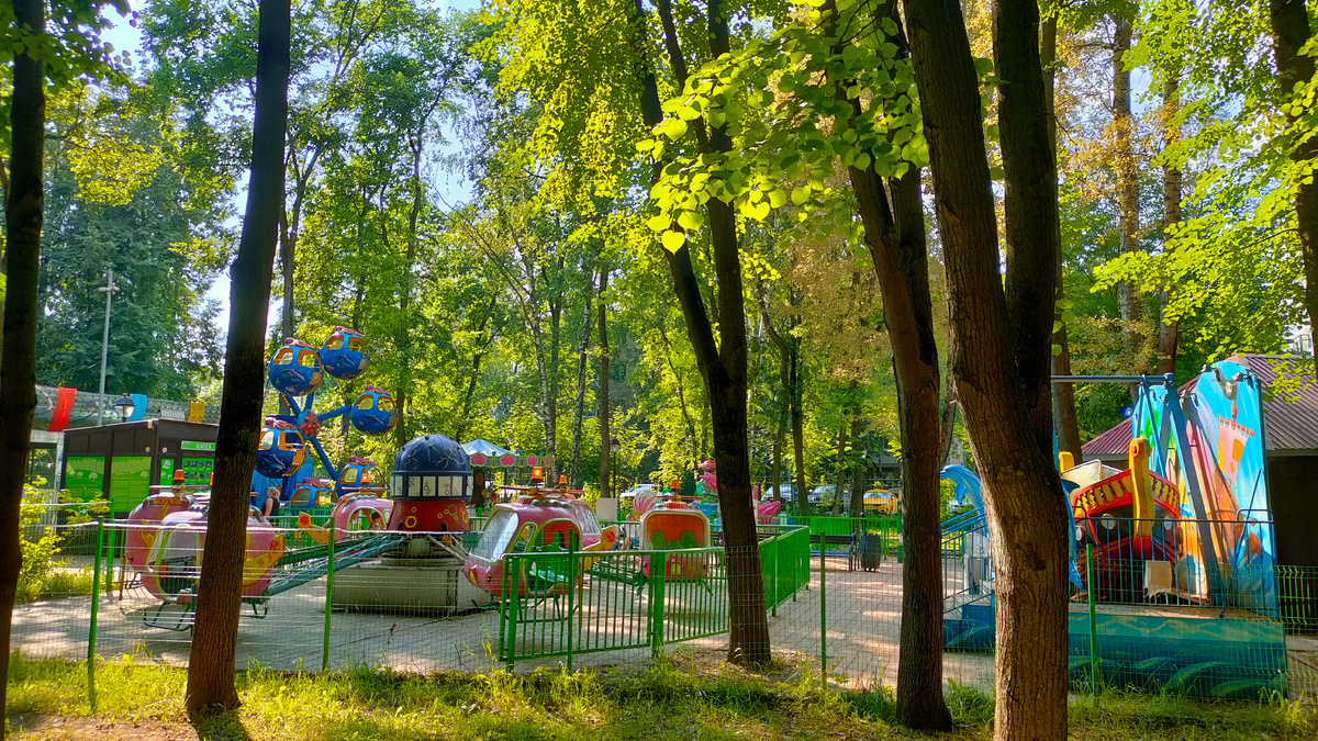 Фото автора: зона аттракционов в Бабушкинском парке