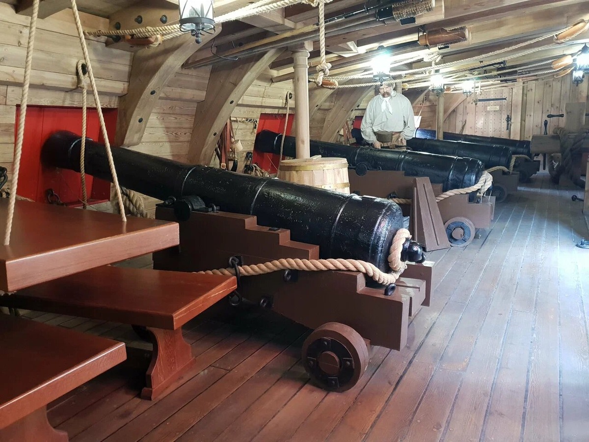 На оригинальной Гото Предестинации было 58 пушек, на её копии установлено 32. Это сделано для того, чтобы освободить место для музейных экспонатов. Некоторые из них можно трогать, какие — экскурсовод подскажет. Фото: Сергей А. / Яндекс Карты