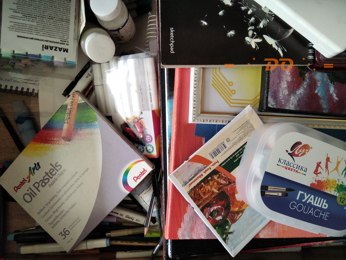 Полный комплект кистей, маркеров, красок, холстов и заготовок для картин. Так сложно экономить деньги. Фото автора.