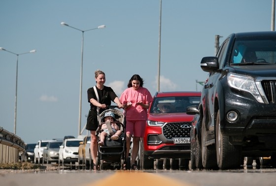    Очередь из автомобилей в сторону Крымского моста