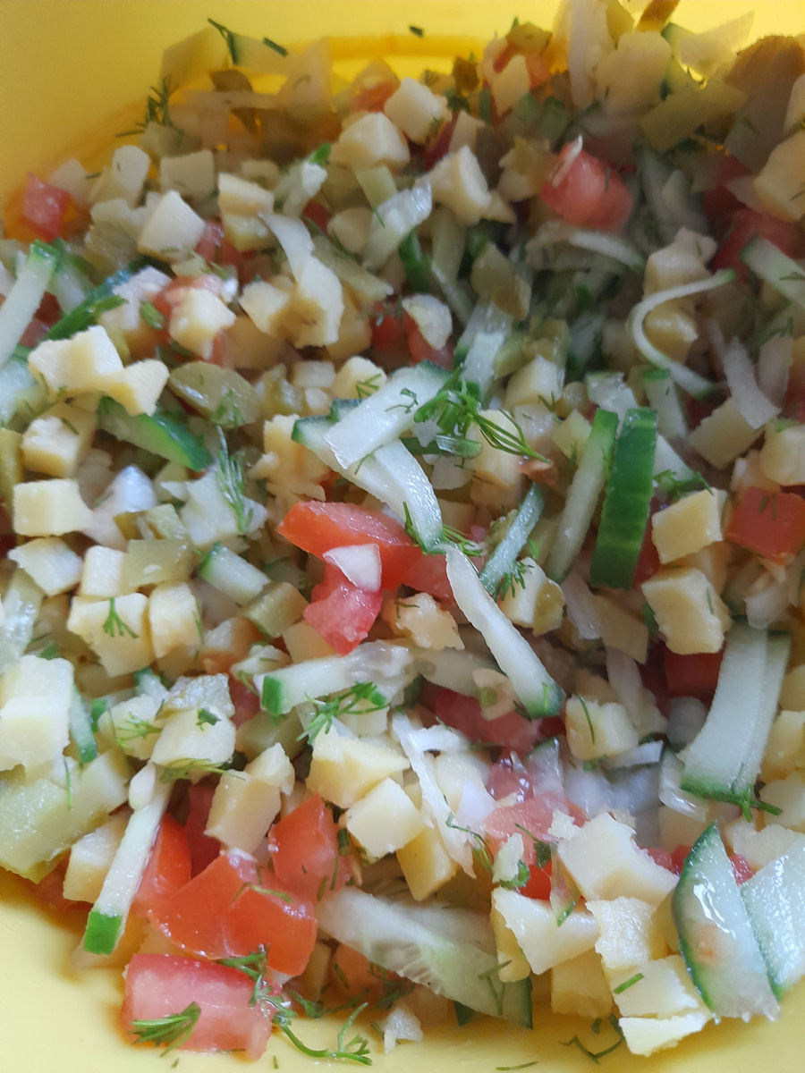 Картофельный салат, заправленный растительным маслом