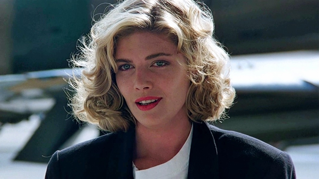 Келли МакГиллис в роли Шарлотты «Чарли» Блэквуд, в первом «Лучшем стрелке» (1986)