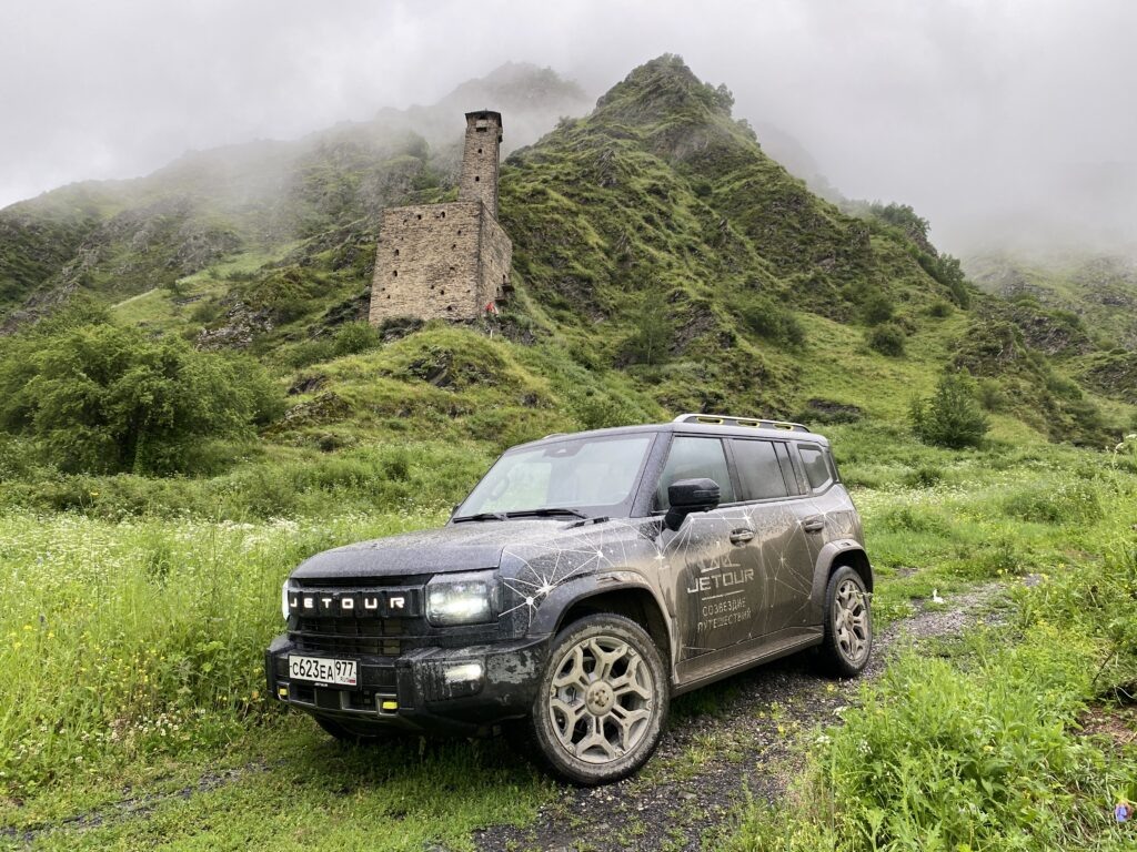 Восстановленные дозорные и боевые башни в Чечне встречаются довольно часто. Доехать к ним можно и на легковушке, но за рулем полноприводного кроссовера Jetour T2 с межосевой и задней межколесной муфтами, высокопрофильными шинами и дорожным просветом 22 см, это будет сделать проще и комфортнее.