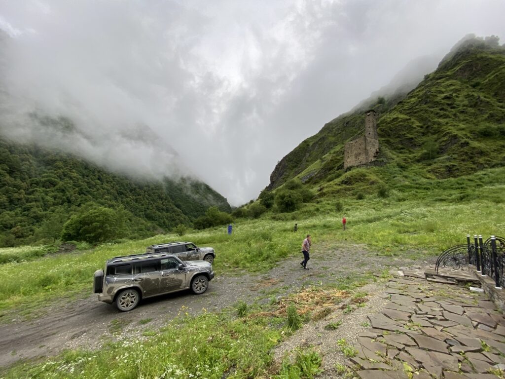 При движении вдоль Аргунского ущелья горный ландшафт постоянно меняется: здесь можно увидеть и подобие альпийских лугов, и голые скалы и субтропические заросли деревьев. При этом дорожное покрытие тоже может меняться – от идеального асфальта до размытой дождями грунтовки, но за рулем Jetour T2 такие резкие метаморфозы не напрягают.