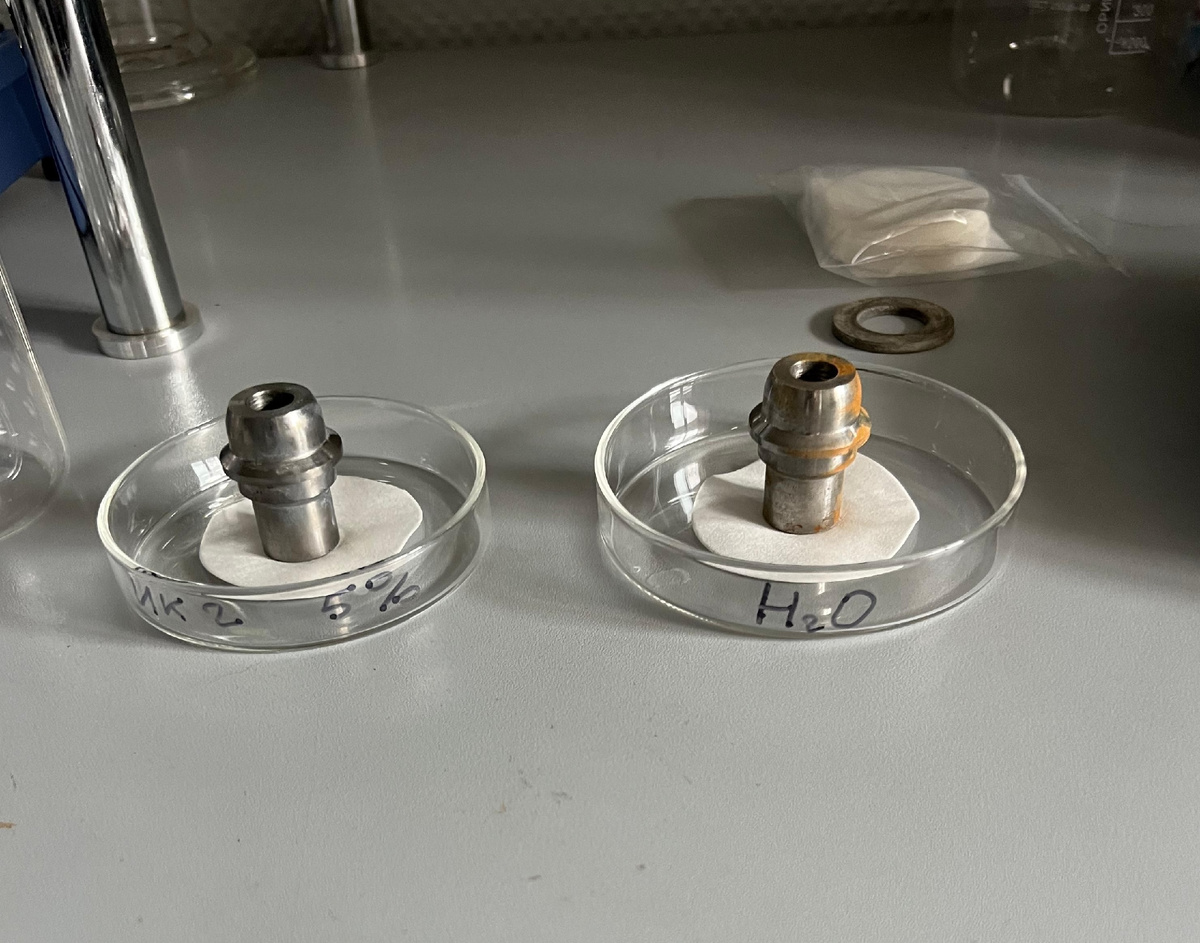 Слева обработан ингибитором коррозии Глобал ИК-2, справа просто вода