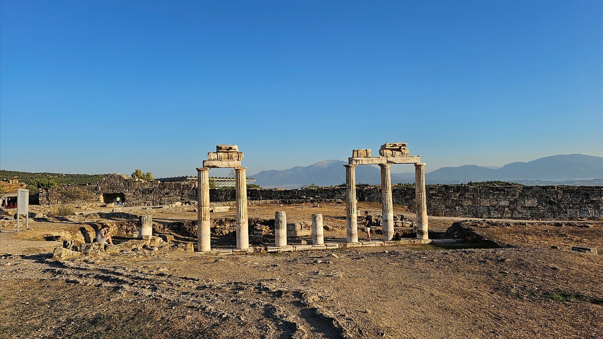 Уцелевшие колонны Иераполиса. Фото автора